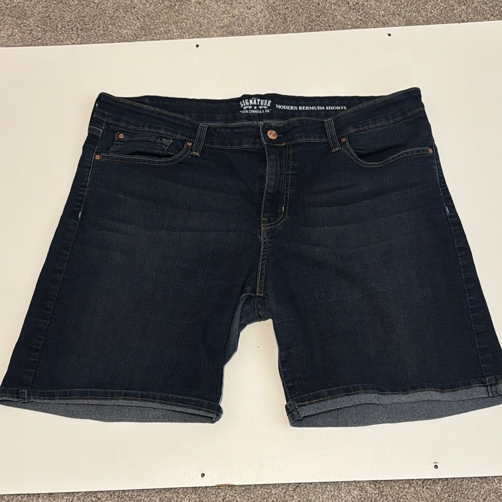 Signature Levi Strauss & CO Denim women’s Jean Shorts Modern Bermuda